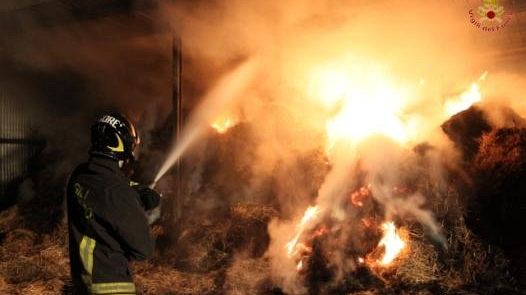 Incendi, notte di duro lavoro a Massa Marittima e Chiusi della Verna