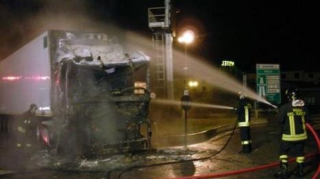 Autoarticolato in fiamme ad Arezzo