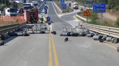 Autocarro perde 180 bombole di Gpl
