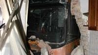 Incidente stradale: autobus piomba su un edificio