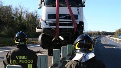 Grosseto: numerosi automezzi in panne o fuori strada a causa del maltempo
