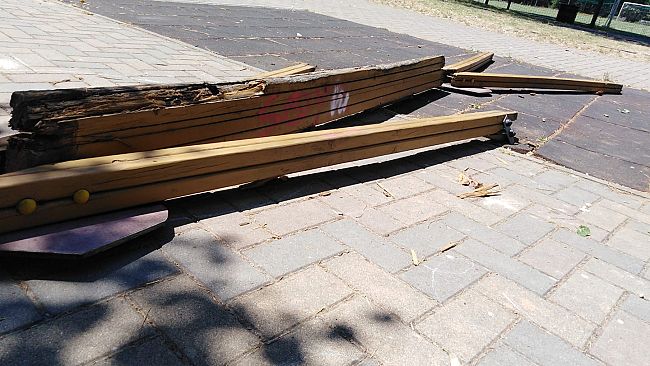 Galluzzo, altalena spaccata ai giardini: rabbia in paese