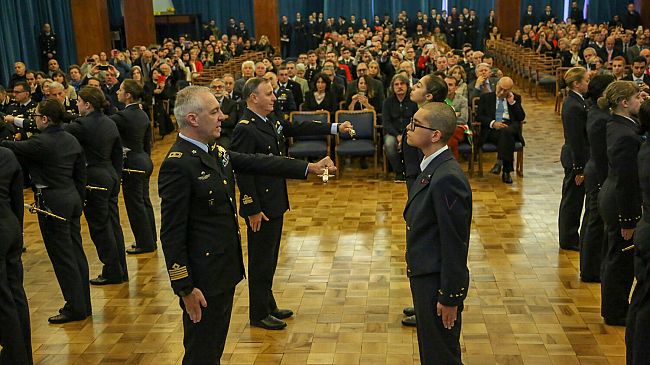 La consegna dello spadino agli allievi della Giulio Douhet