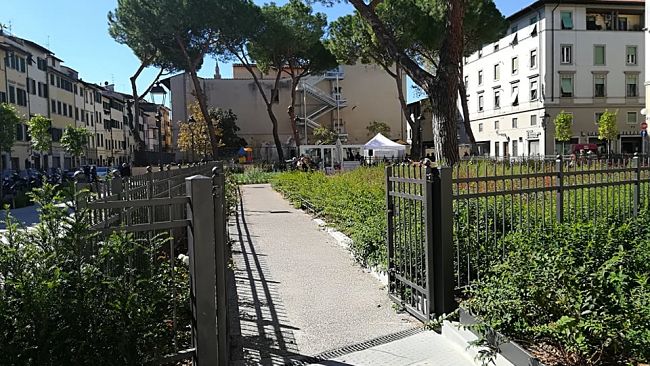 Mercato dei fiori settimanale in piazza dei Ciompi