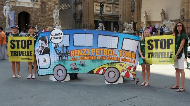Greenpeace contro le trivelle: a Firenze il Renzi Petrol Tour