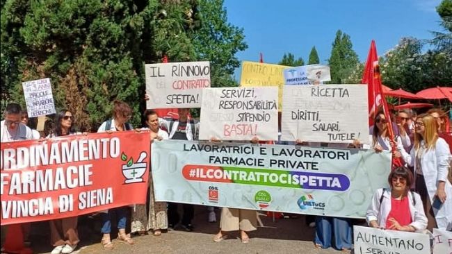 Contratto nazionale, la protesta dei farmacisti a Firenze 