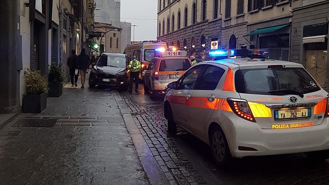 Traffico bloccato in centro per un'emergenza sanitaria