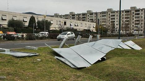 Pannelli metallici per le affissioni elettorali spazzati via dal vento