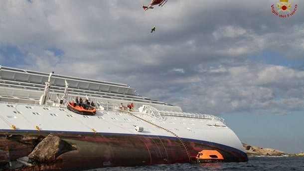 Isola del Giglio, la Concordia resta in bilico tra il rispetto e la rabbia