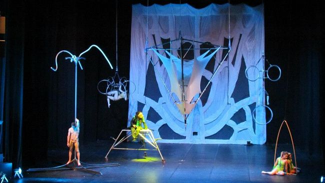 La compagnia di acrobati volanti Sonics presenta lo spettacolo Meraviglia