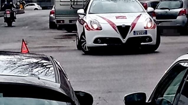 Scontro tra auto, carambola: ciclista in codice rosso