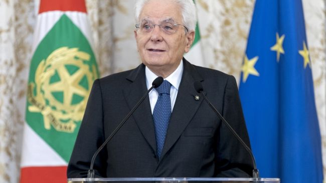 Manganellate agli studenti: Mattarella fa vergognare Piantedosi