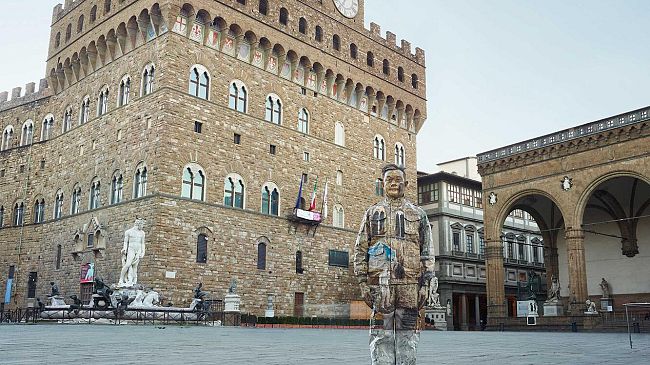 'Liu Bolin Hiding in Florence' curata da Marco Bazzini