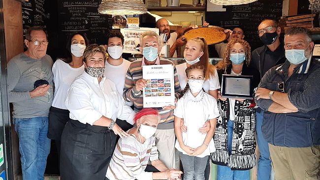 Pizzeria La Casaccia di Caprona, festa per i primi 25 anni di attività