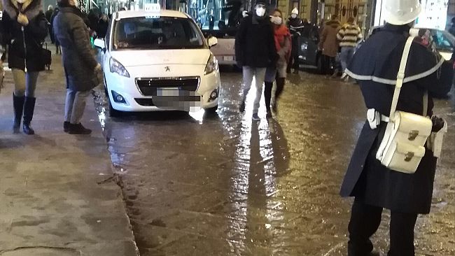 Auto: doppia sanzione a un francese, paga in contanti circa 1800 euro