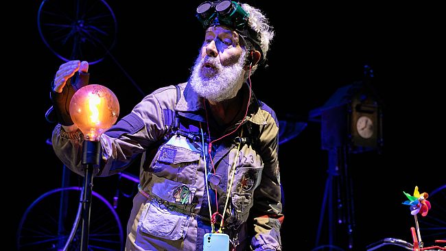 Alessandro Benvenuti in scena con ‘Lieto fine’