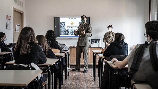 Pistoia: i paracadutisti incontrano gli studenti