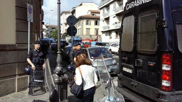 Sgombero a Firenze, occupanti sul tetto e traffico in tilt