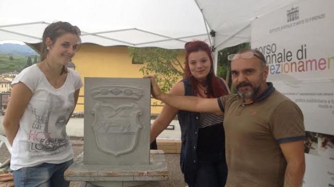 Porta Romana, studenti scolpiscono lo stemma di Greve