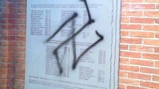 Monumento ai deportati, lo sfregio ad Empoli con una svastica