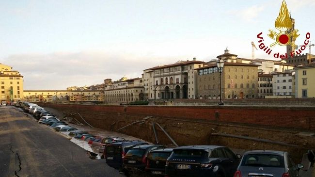 Torrigiani, lavori al buio: la frana, la perdita e il buco o viceversa