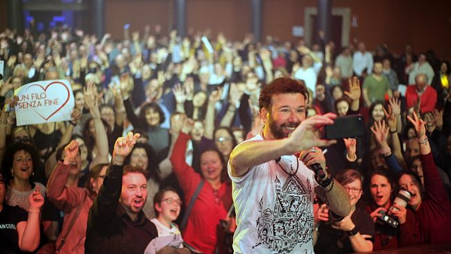 Paolo Vallesi, il calorosissimo abbraccio del Teatro Puccini di Firenze