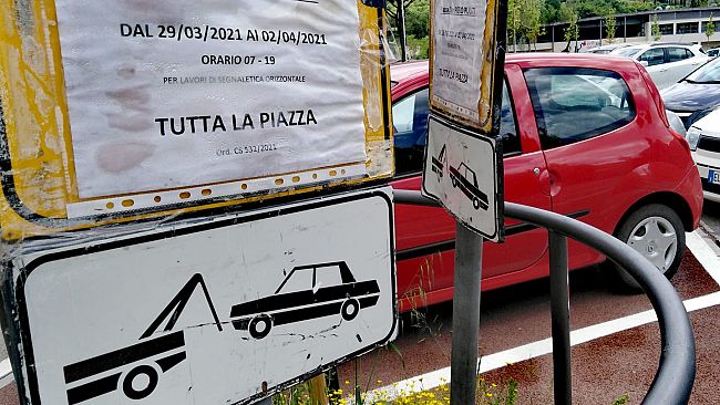 Galluzzo, il mistero dei cartelli abbandonati in piazza Puliti