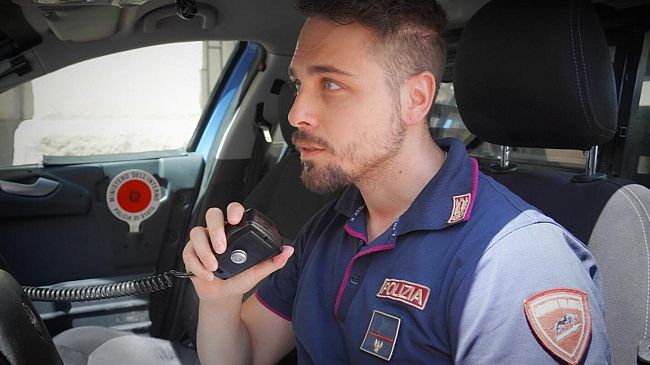 Turista francese sorprende un malintenzionato all’opera sul camper