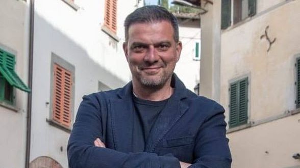 Si barrica dentro l'ultima banca del paese per non farla chiudere