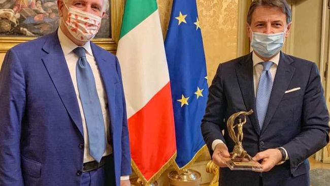 Giani a Roma consegna a Conte la tartaruga dei Medici