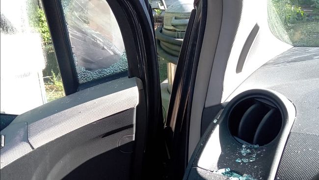 Macchina spaccata in pieno giorno, presi due pacchetti di caramelle