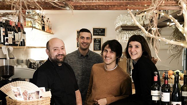 El Dia de Andalucia si celebra a suon di tapas, jamòn e musica live