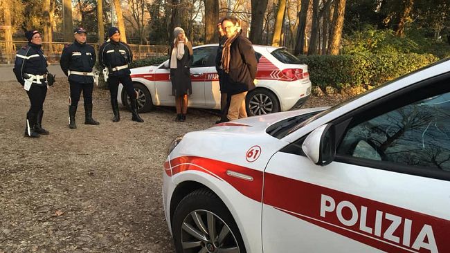 Firenze: si ferma al posto di blocco e regala ai vigili mascherine e gel