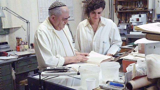 La dottoranda di Ricerca in Scienze Chimiche nel laboratorio di restauro della Certosa del Galluzzo