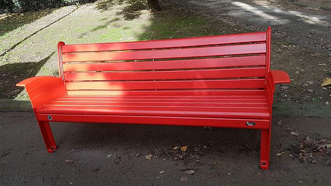 Una panchina rossa per la Festa della donna