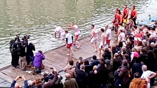 Capodanno 2024 a Firenze, il tuffo di Giani: le foto