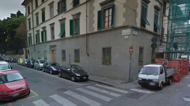 Scoperti a forzare la porta di un’abitazione: 16 anni lei e 8 lui