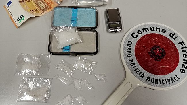 Spacciava shaboo in casa, donna denunciata