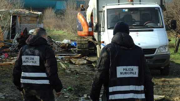 Sgomberato insediamento abusivo in via Chiari