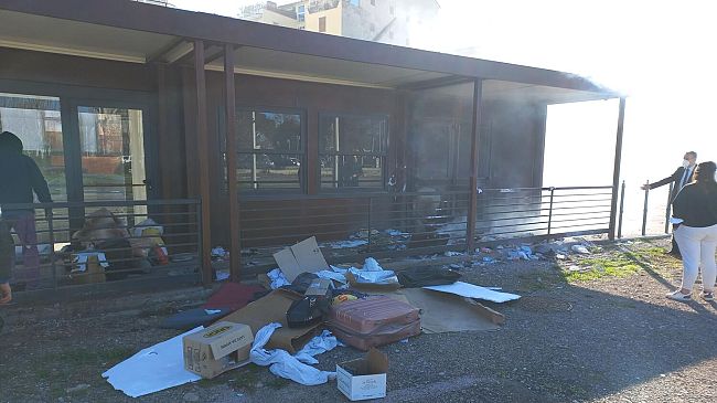 In fiamme stamani la pensilina di viale Fratelli Rosselli