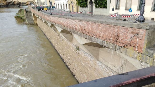 Lungarno Diaz, chiusura tra piazza Mentana e piazza dei Giudici