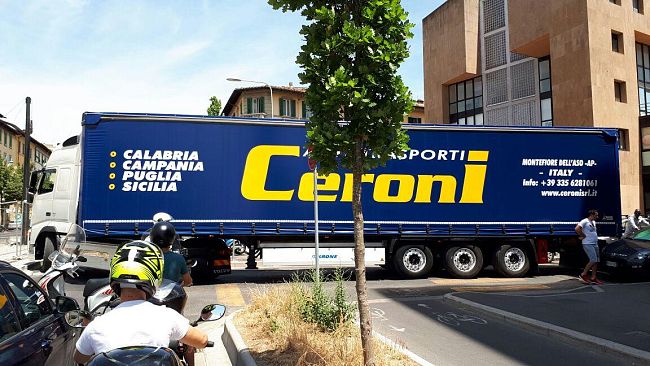 Tramvia, Morgagni in tilt: si incastra un mezzo pesante