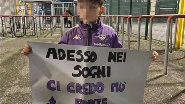 Tommy e il cartellone ritirato, poi le scuse della Cremonese 