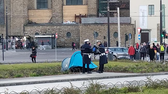 ​Monta la tenda nella aiuola, alla Stazione di Santa Maria Novella