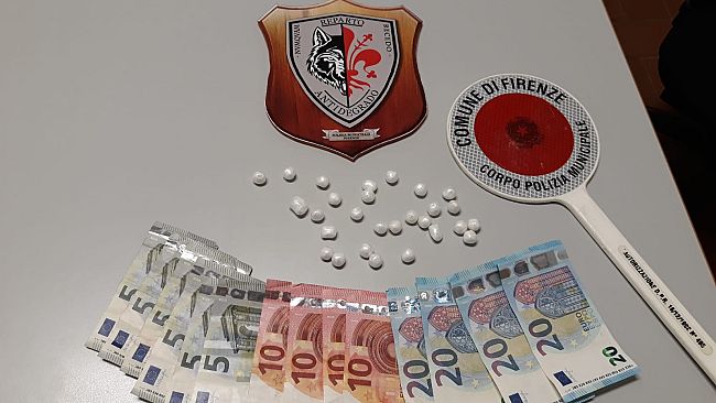 Controlli anti droga sulla tramvia: arrestato uno spacciatore che nascondeva 28 dosi di eroina in...