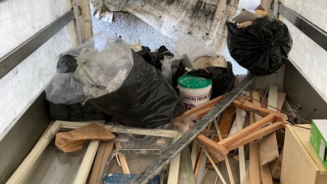 Scaricano rifiuti da lavori edili in un cassonetto: denunciati