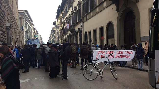 Firenze: cariche della polizia sui migranti davanti la Prefettura