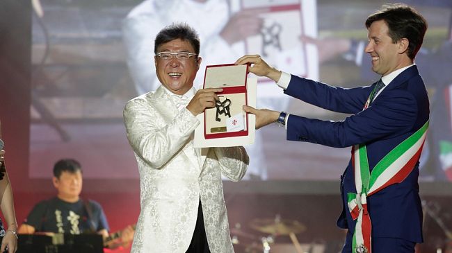 jonnie-jiang-la-star-cinese-riceve-le-chiavi-della-citta-di-firenze-al-teatro-del-maggio