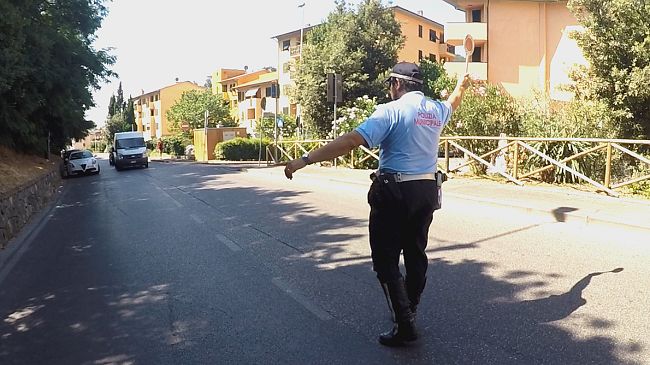 Urta auto in sosta e fugge: la vettura è oggi senza assicurazione