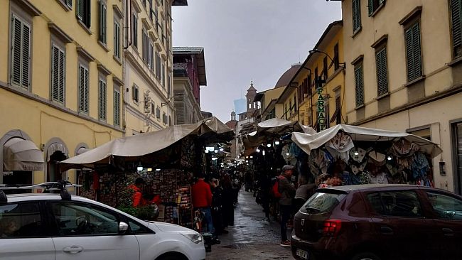 le-bancarelle-di-san-lorenzo-chiudono-il-lunedi-ma-non-sempre